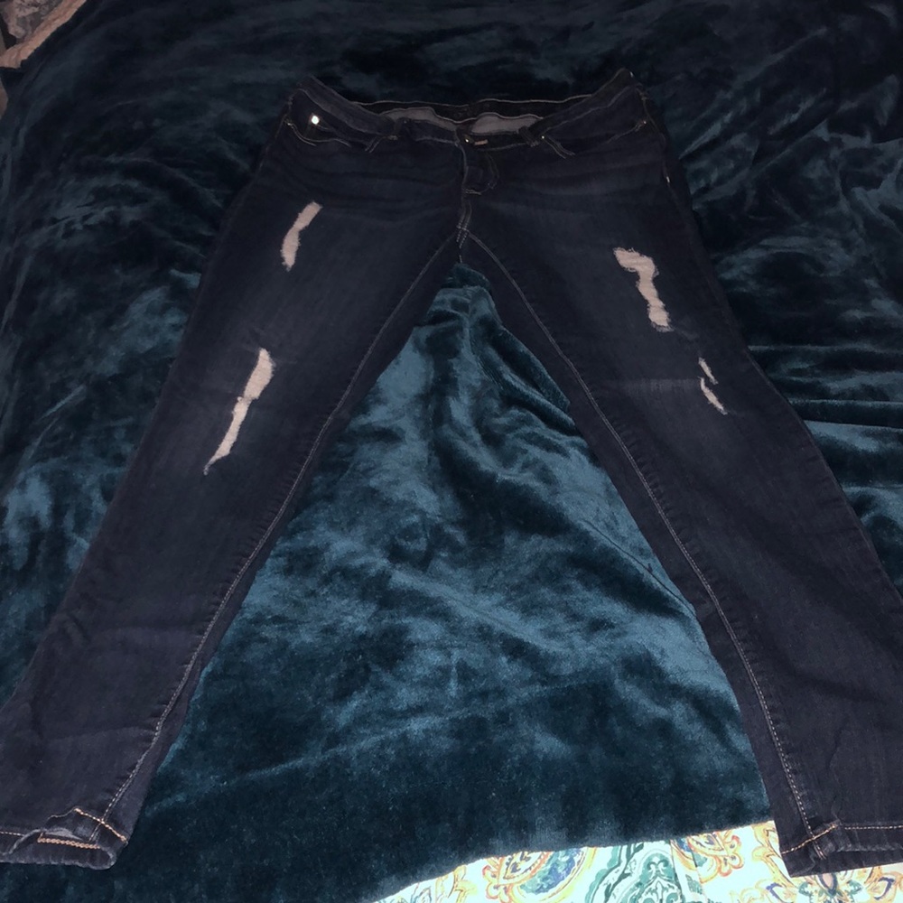 Jennifer Lopez ripped skinny jeans.